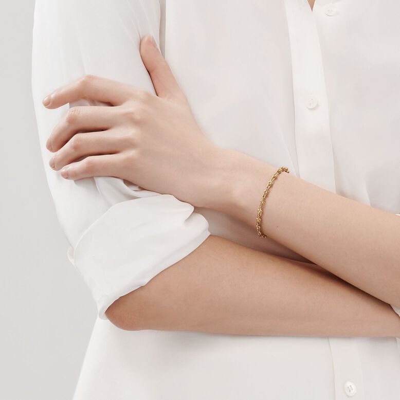 Tiffany HardWear Micro Link Bracelet in Yellow Gold - Size Medium, , hi-res