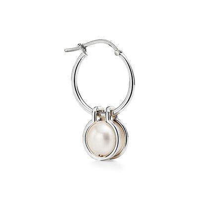 Tiffany City HardWear pearl hoop earrings in sterling silver, , hi-res