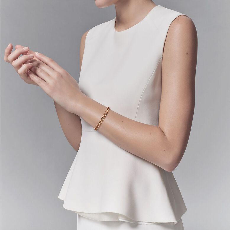 Tiffany T True narrow bracelet in 18k rose gold, medium, , hi-res