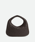 Shoulder bag with seamless Intrecciato craftsmanship in padded, supple leather. 