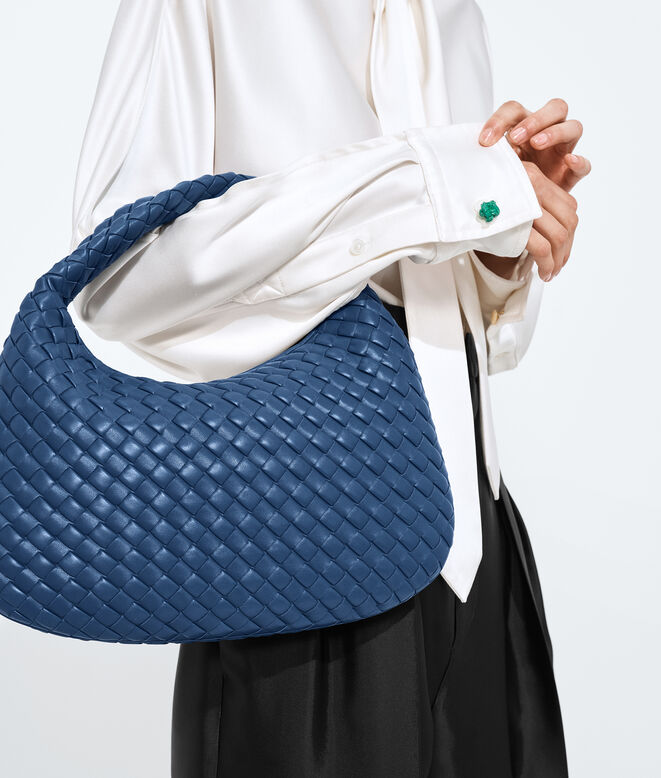 Shoulder bag with seamless Intrecciato craftsmanship in padded, supple leather., , hi-res