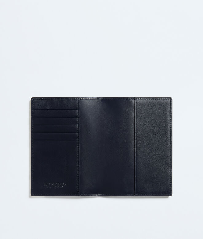 Passport case in colour block Intrecciato calf leather., , hi-res
