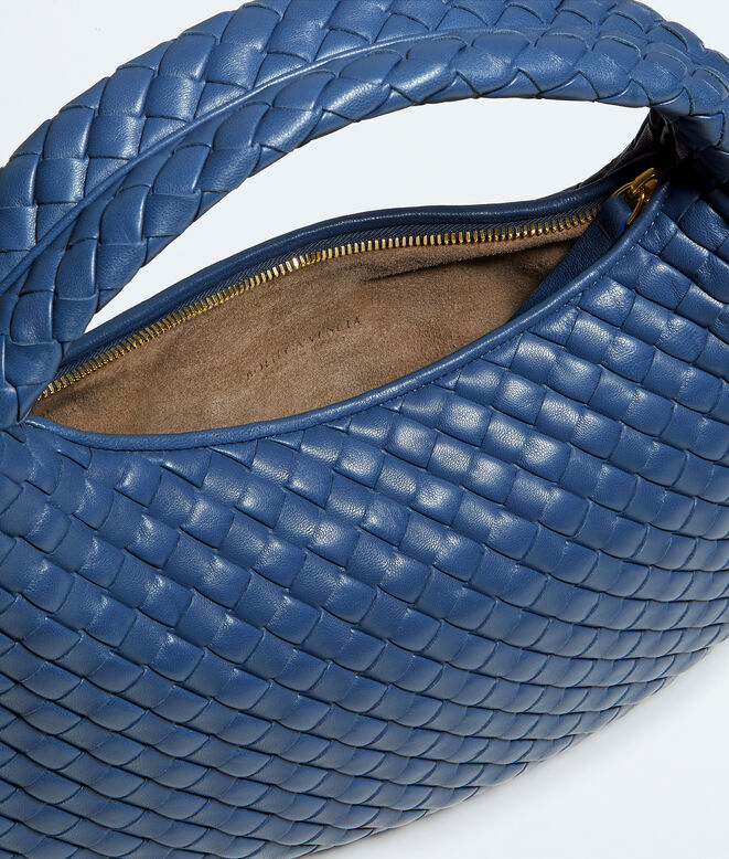 Shoulder bag with seamless Intrecciato craftsmanship in padded, supple leather., , hi-res