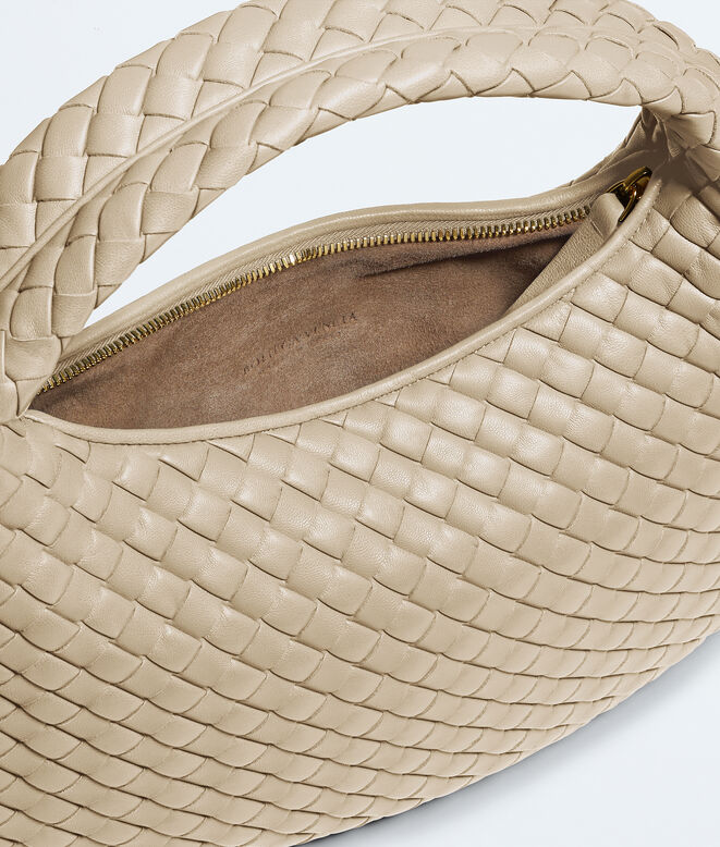 Shoulder bag with seamless Intrecciato craftsmanship in padded, supple leather., , hi-res