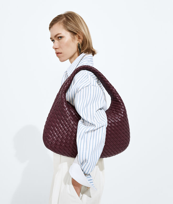 Shoulder bag with seamless Intrecciato craftsmanship in padded, supple leather., , hi-res