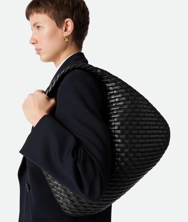 Shoulder bag with seamless Intrecciato craftsmanship in padded, supple leather., , hi-res