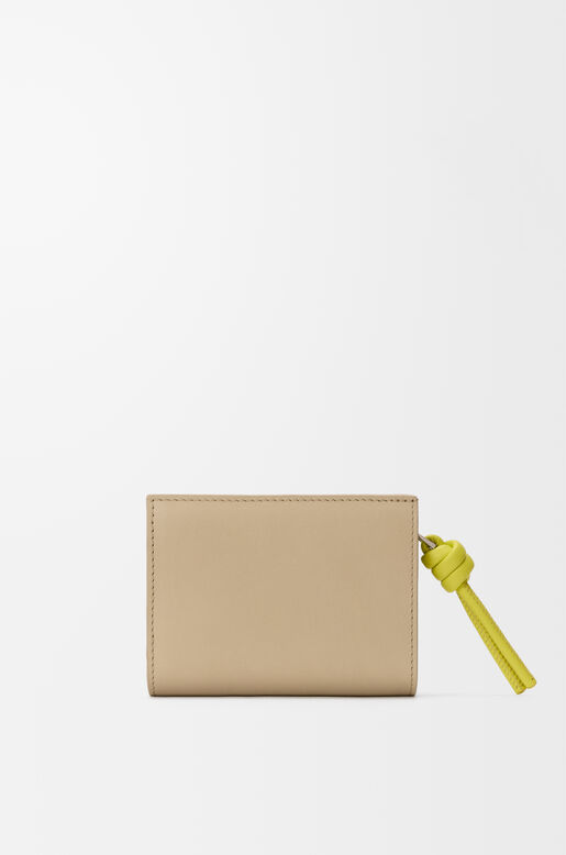 Knot compact wallet in shiny nappa calfskin, , hi-res