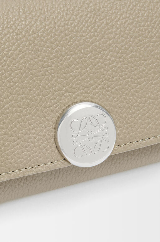 Pebble trifold wallet in pebble grain calfskin, , hi-res