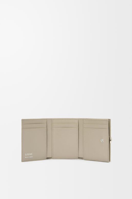 Pebble trifold wallet in pebble grain calfskin, , hi-res
