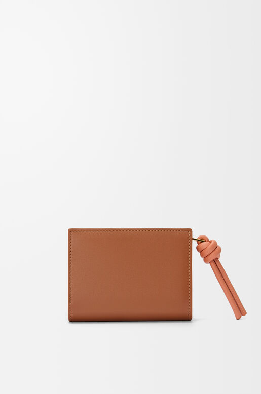 Knot compact wallet in shiny nappa calfskin, , hi-res