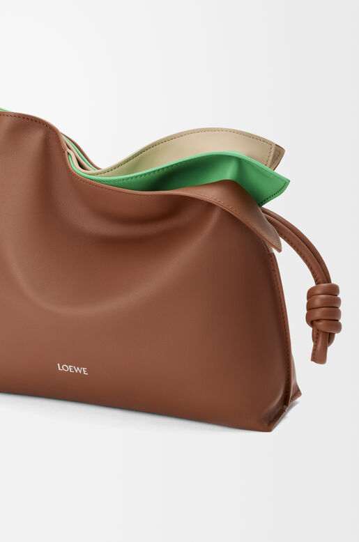 Medium layered Flamenco clutch in nappa calfskin, , hi-res