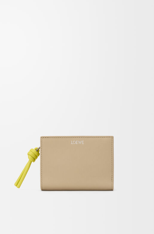 Knot compact wallet in shiny nappa calfskin, , hi-res