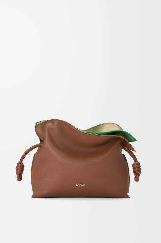 Medium layered Flamenco clutch in nappa calfskin, , hi-res