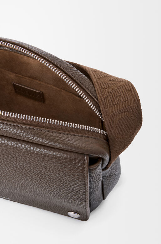 Medium Pebble messenger bag in supple grained calfskin, , hi-res