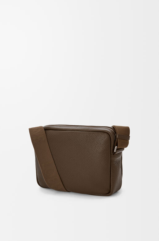 Medium Pebble messenger bag in supple grained calfskin, , hi-res