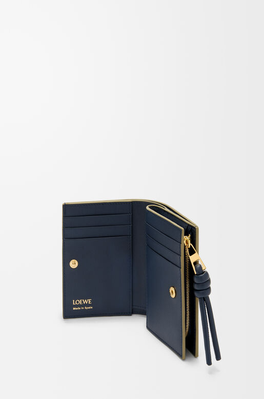 Knot compact wallet in shiny nappa calfskin, , hi-res