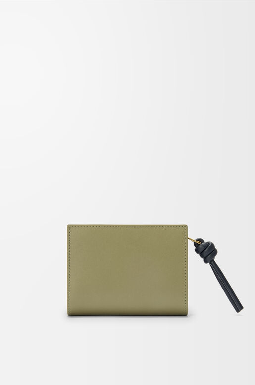 Knot compact wallet in shiny nappa calfskin, , hi-res