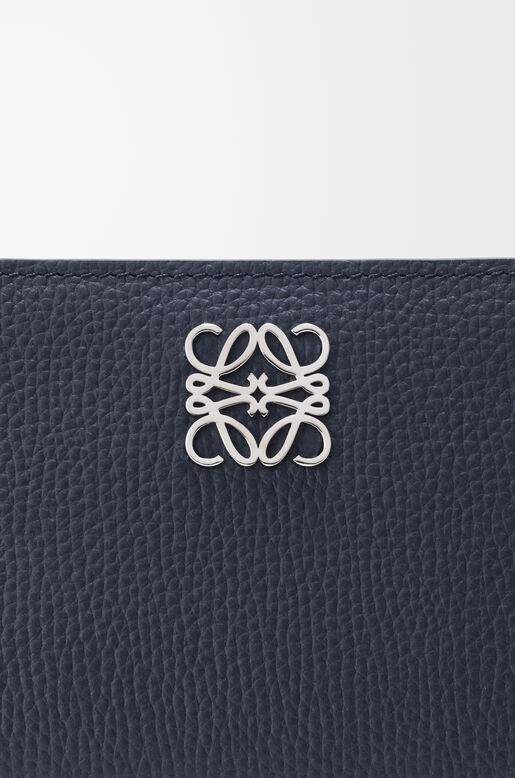 Anagram compact wallet in pebble grained calfskin, , hi-res