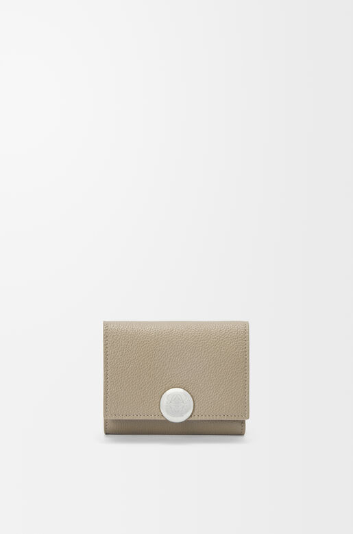 Pebble trifold wallet in pebble grain calfskin, , hi-res