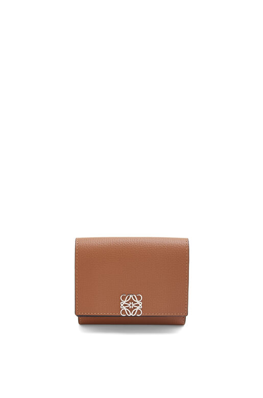 Anagram trifold wallet in pebble grain calfskin, , hi-res