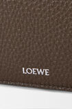 Medium Pebble messenger bag in supple grained calfskin, , hi-res