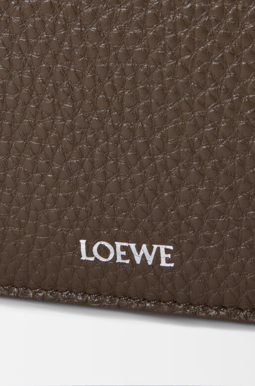 Medium Pebble messenger bag in supple grained calfskin, , hi-res