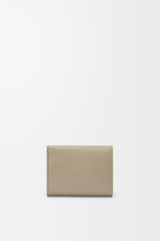 Pebble trifold wallet in pebble grain calfskin, , hi-res