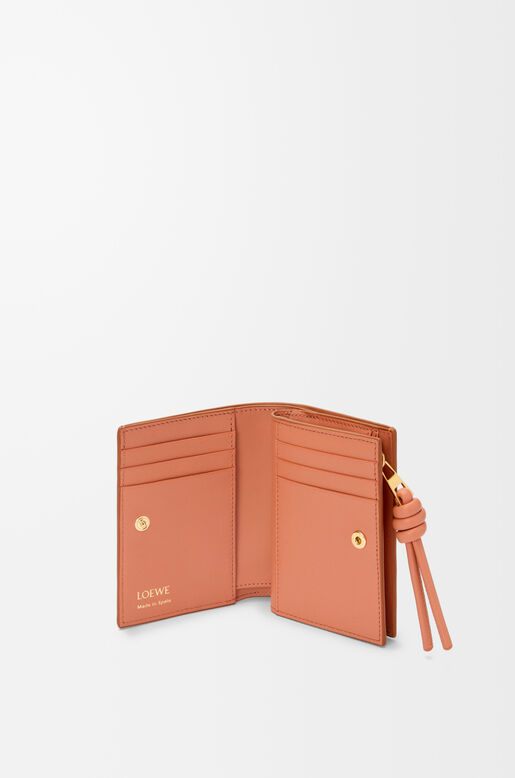 Knot compact wallet in shiny nappa calfskin, , hi-res